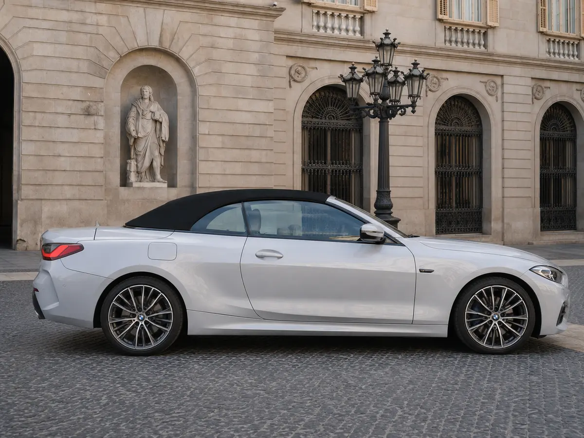 BMW 430i Cabrio 2023, interni — Rome Luxury Car Rental, Roma. La BMW 430i Cabrio 2023 è un'auto pensata per chi vuole vivere Roma con il tetto…