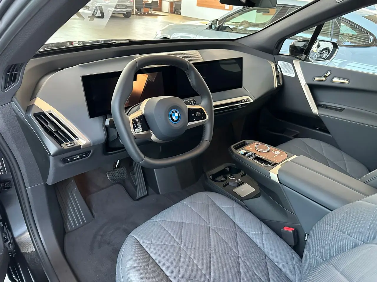 BMW IX M60 2023, esterno — Rome Luxury Car Rental, Roma. La BMW iX M60 porta nel noleggio di lusso romano un'interpretazione diversa della…