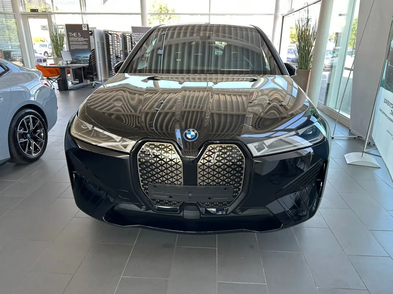 BMW IX M60 2023, vista frontale — Rome Luxury Car Rental, Roma. La BMW iX M60 porta nel noleggio di lusso romano un'interpretazione diversa della…