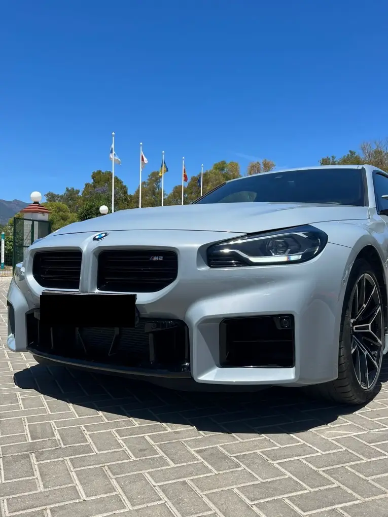 BMW M2 2024, esterno — Rome Luxury Car Rental, Roma. La BMW M2 del 2024 è una coupé sportiva compatta, pensata per chi vuole sentire la strada…