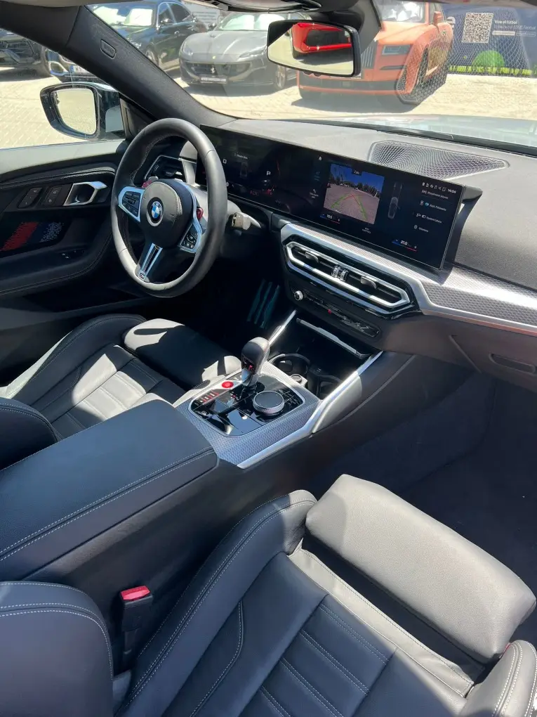 BMW M2 2024, vista frontale — Rome Luxury Car Rental, Roma. La BMW M2 del 2024 è una coupé sportiva compatta, pensata per chi vuole sentire la strada…