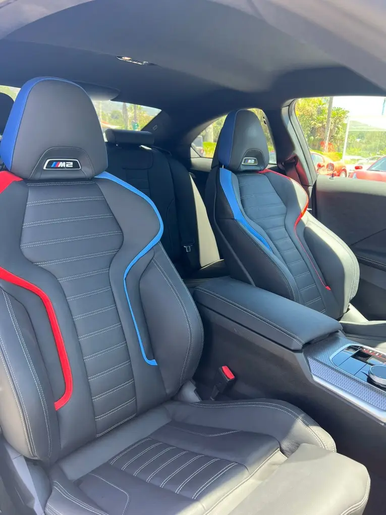 BMW M2 2024, vista posteriore — Rome Luxury Car Rental, Roma. La BMW M2 del 2024 è una coupé sportiva compatta, pensata per chi vuole sentire la strada…