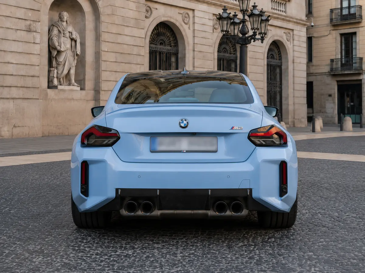 BMW M2 2024, vista frontale — Rome Luxury Car Rental, Roma. La BMW M2 del 2024 è una coupé sportiva compatta, pensata per chi vuole sentire la strada…