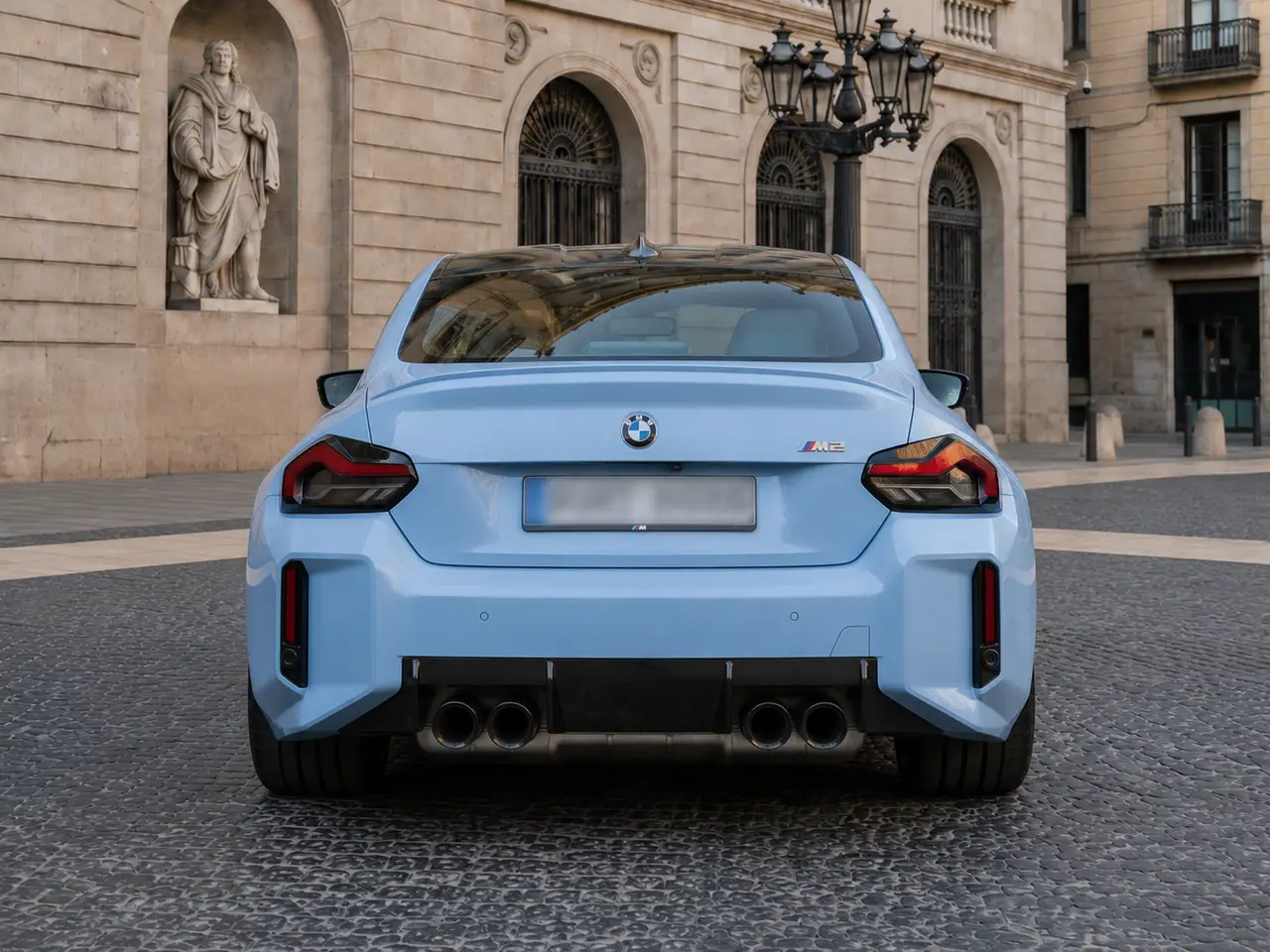 BMW M2 2024, vista frontale — Rome Luxury Car Rental, Roma. La BMW M2 del 2024 è una coupé sportiva compatta, pensata per chi vuole sentire la strada…