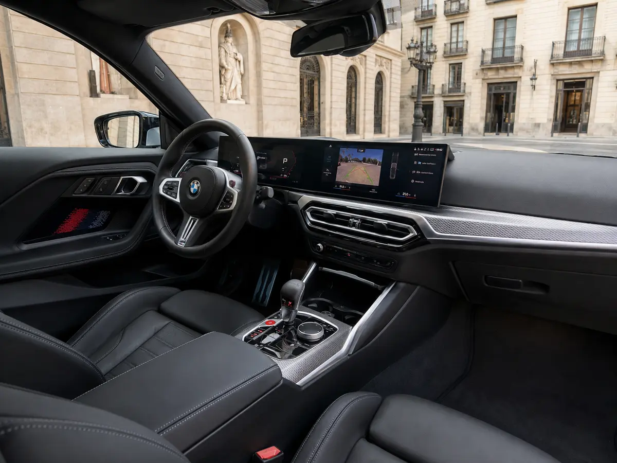 BMW M2 2024, interni — Rome Luxury Car Rental, Roma. La BMW M2 del 2024 è una coupé sportiva compatta, pensata per chi vuole sentire la strada…