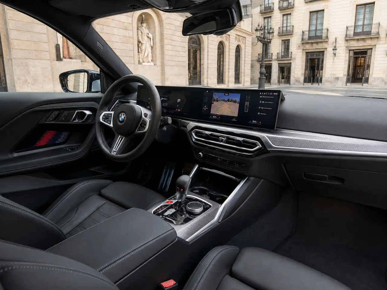 BMW M2 2024, interni — Rome Luxury Car Rental, Roma. La BMW M2 del 2024 è una coupé sportiva compatta, pensata per chi vuole sentire la strada…