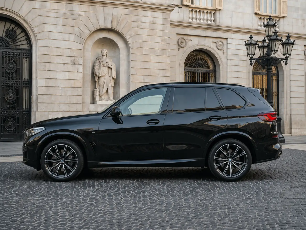 BMW X5 4.0i M 2025, esterno — Rome Luxury Car Rental, Roma. La BMW X5 4.0i M, edizione 2025, è un SUV che unisce la struttura solida delle grandi…