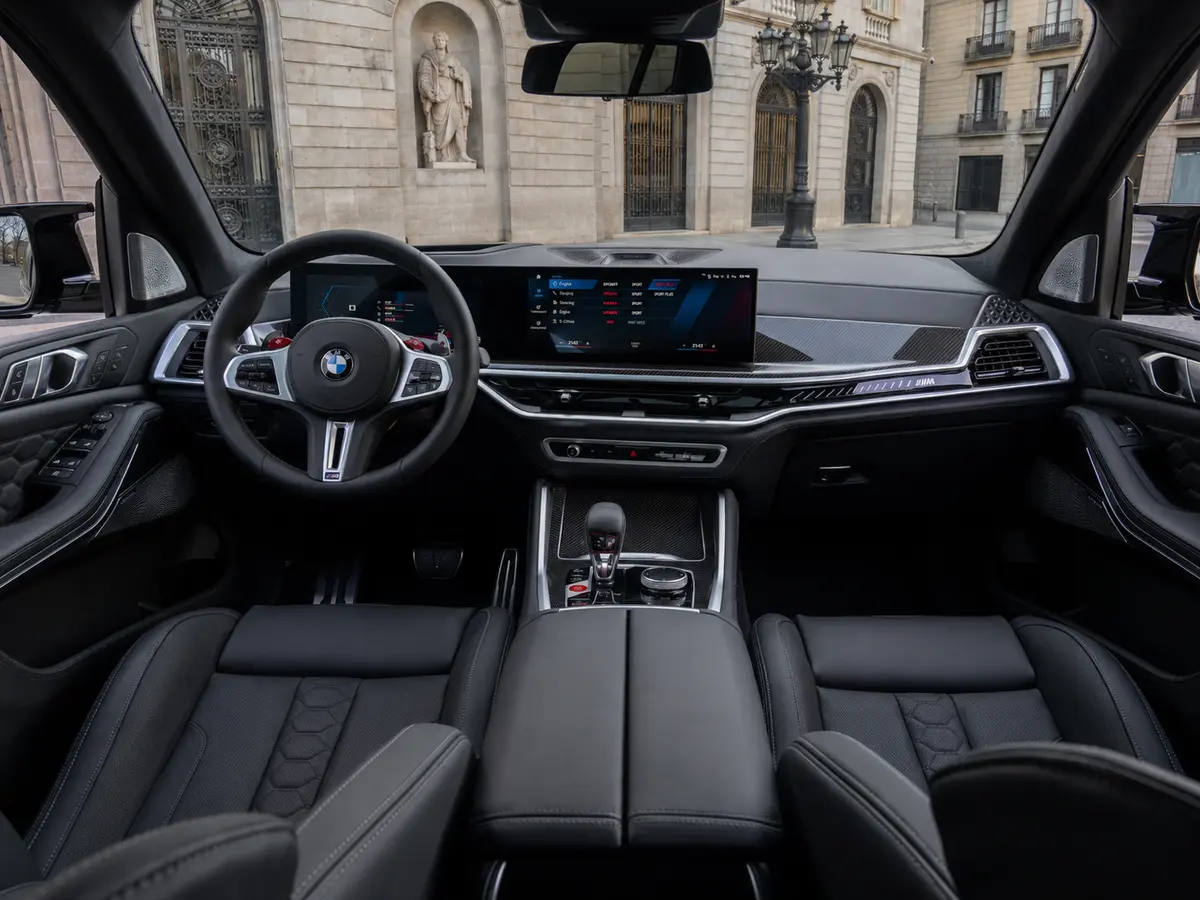 BMW X5 4.0i M 2025, interni — Rome Luxury Car Rental, Roma. La BMW X5 4.0i M, edizione 2025, è un SUV che unisce la struttura solida delle grandi…
