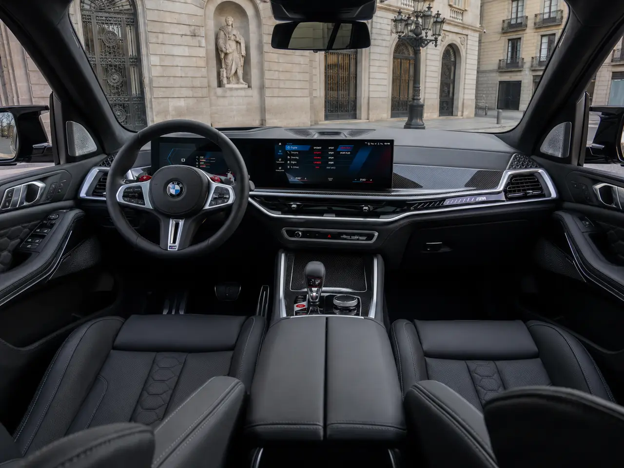 BMW X5 4.0i M 2025, interni — Rome Luxury Car Rental, Roma. La BMW X5 4.0i M, edizione 2025, è un SUV che unisce la struttura solida delle grandi…