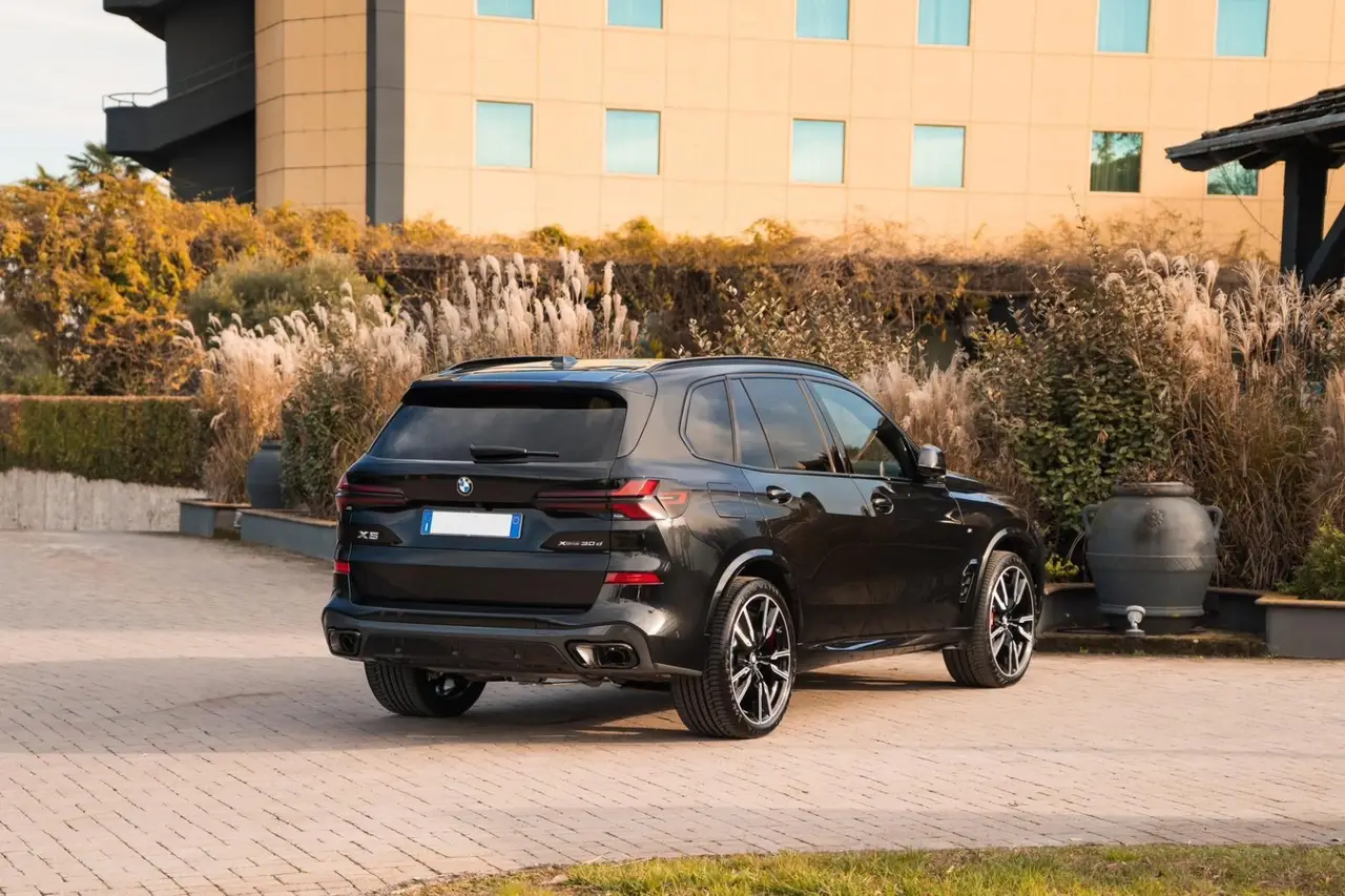 BMW X5 M-pack 30d 2025, vista frontale — Rome Luxury Car Rental, Roma. La BMW X5 M-pack 30d unisce la struttura di un SUV a cinque posti con un assetto pensato…