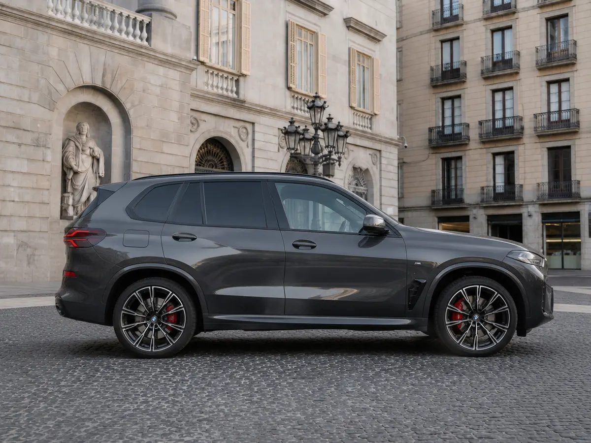 BMW X5 M-pack 30d 2025, esterno — Rome Luxury Car Rental, Roma. La BMW X5 M-pack 30d unisce la struttura di un SUV a cinque posti con un assetto pensato…