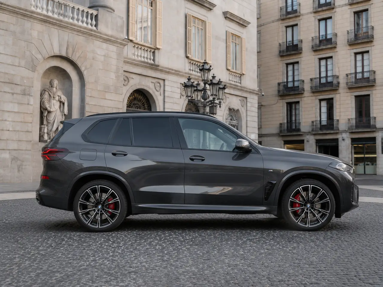 BMW X5 M-pack 30d 2025, esterno — Rome Luxury Car Rental, Roma. La BMW X5 M-pack 30d unisce la struttura di un SUV a cinque posti con un assetto pensato…