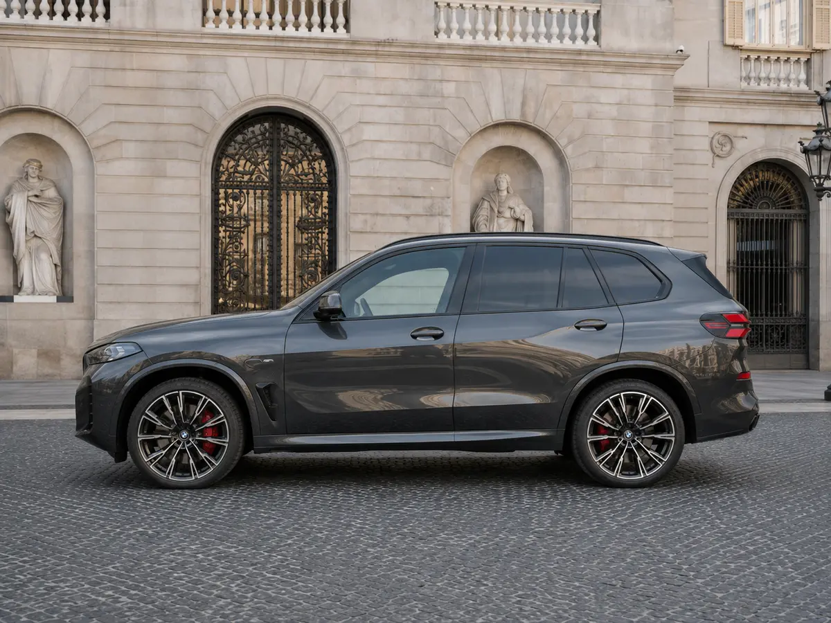 BMW X5 M-pack 30d 2025, vista frontale — Rome Luxury Car Rental, Roma. La BMW X5 M-pack 30d unisce la struttura di un SUV a cinque posti con un assetto pensato…