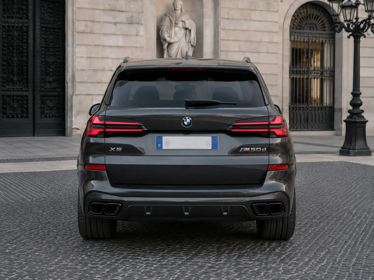 BMW X5 M-pack 30d 2025, vista posteriore — Rome Luxury Car Rental, Roma. La BMW X5 M-pack 30d unisce la struttura di un SUV a cinque posti con un assetto pensato…