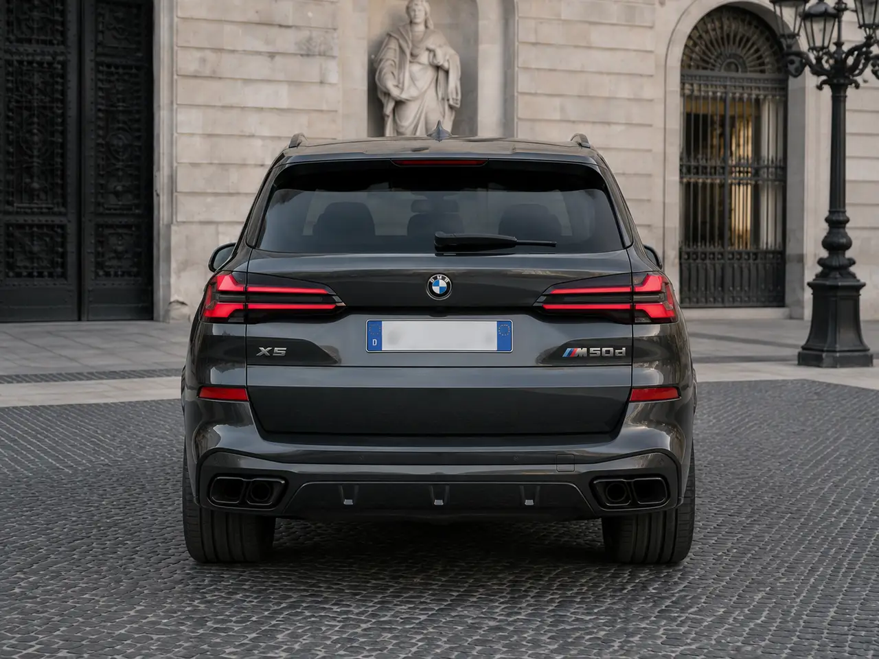 BMW X5 M-pack 30d 2025, vista posteriore — Rome Luxury Car Rental, Roma. La BMW X5 M-pack 30d unisce la struttura di un SUV a cinque posti con un assetto pensato…