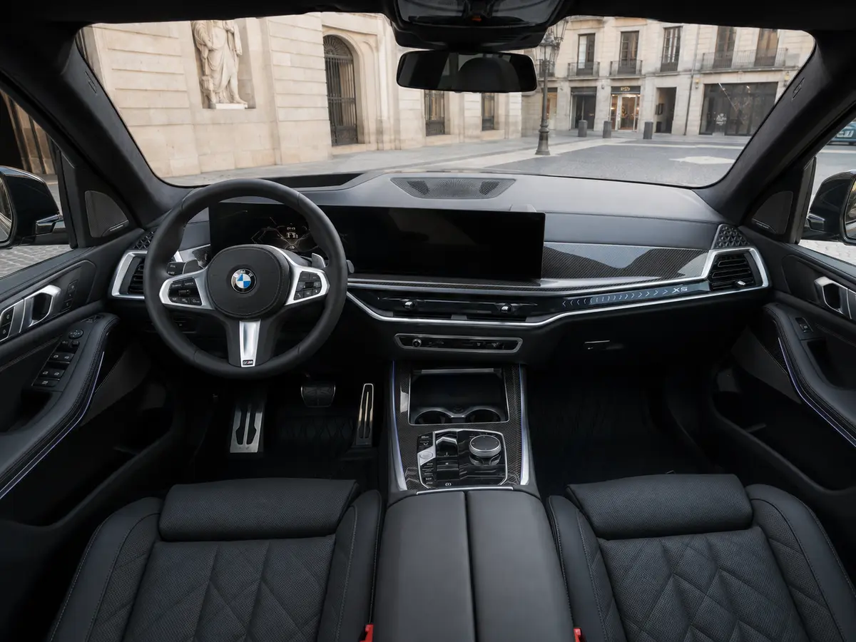BMW X5 M-pack 30d 2025, interni — Rome Luxury Car Rental, Roma. La BMW X5 M-pack 30d unisce la struttura di un SUV a cinque posti con un assetto pensato…
