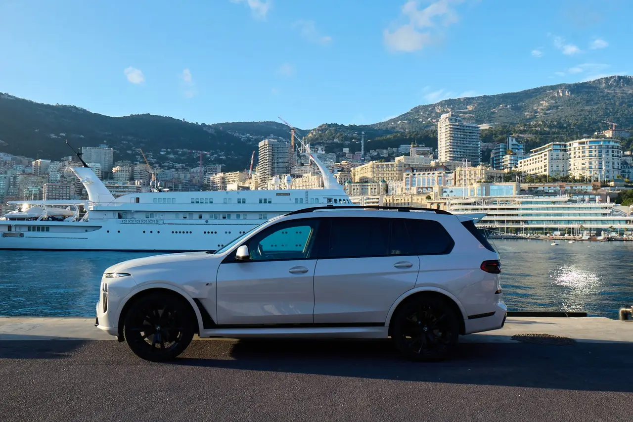 BMW X7 40d M 2024, exterior — Rome Luxury Car Rental, Rome. Seven seats, one seamless Amalfi Coast overnight