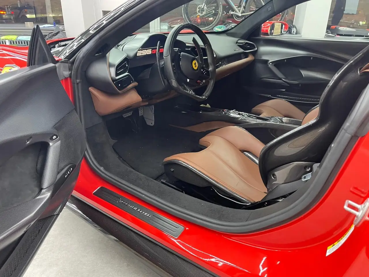 Ferrari 296 GTB 2023, esterno — Rome Luxury Car Rental, Roma. La Ferrari 296 GTB del 2023 è una due posti pensata per chi cerca la guida sportiva nella…