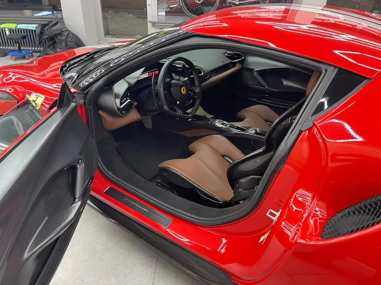 Ferrari 296 GTB 2023, vista frontale — Rome Luxury Car Rental, Roma. La Ferrari 296 GTB del 2023 è una due posti pensata per chi cerca la guida sportiva nella…