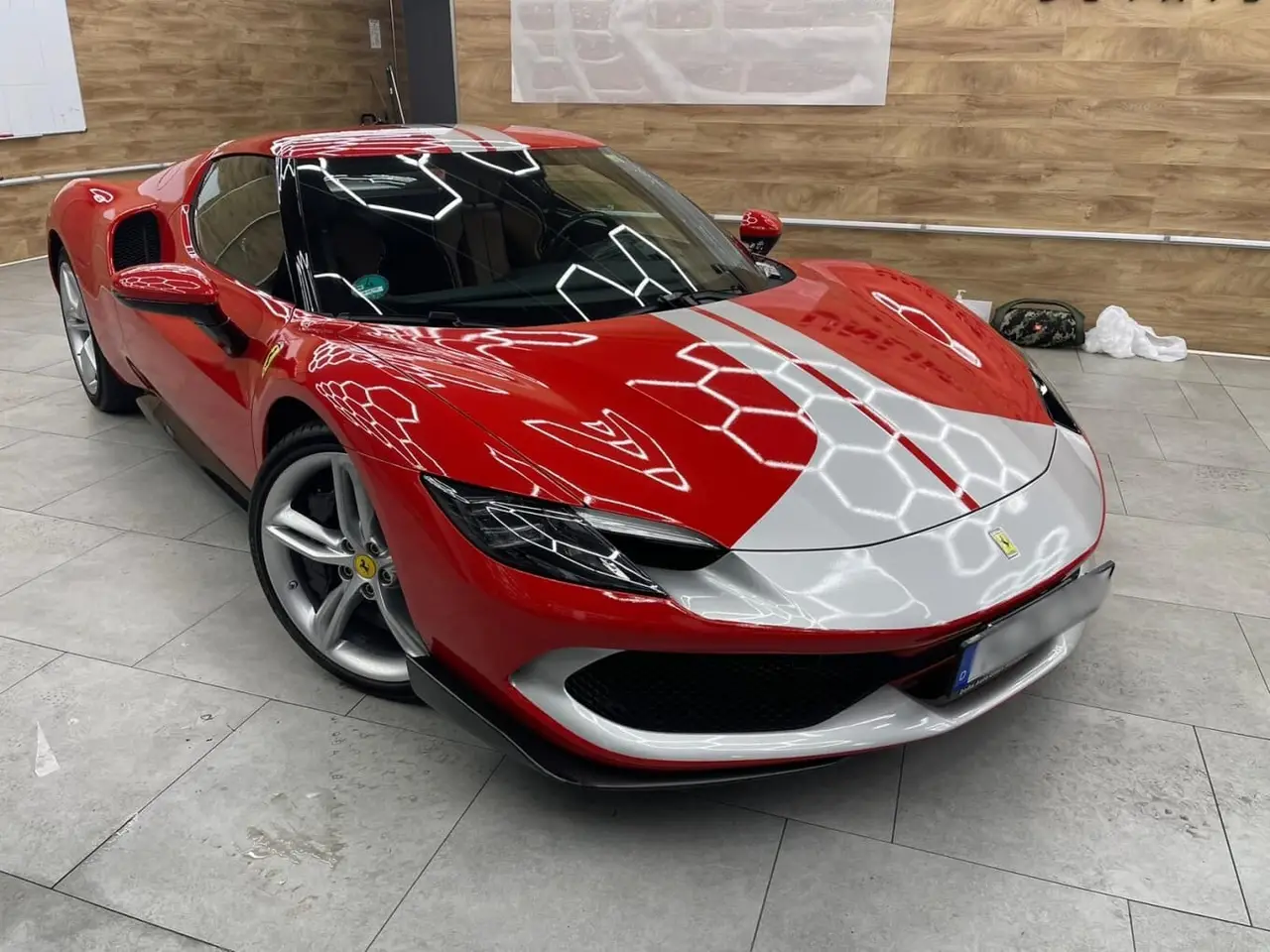 Ferrari 296 GTB 2023, vista posteriore — Rome Luxury Car Rental, Roma. La Ferrari 296 GTB del 2023 è una due posti pensata per chi cerca la guida sportiva nella…