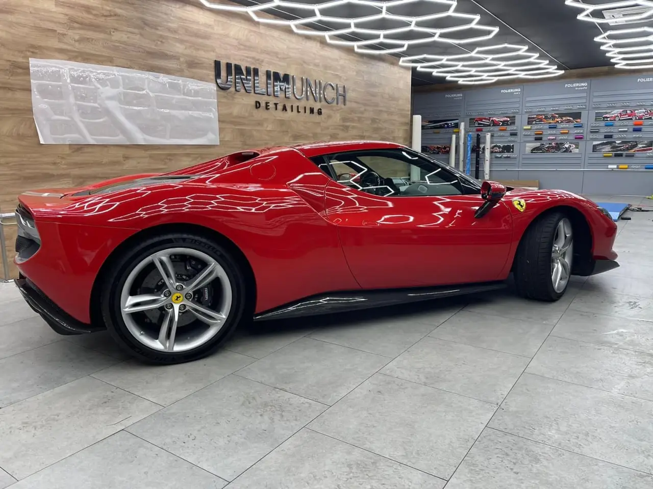 Ferrari 296 GTB 2023, interni — Rome Luxury Car Rental, Roma. La Ferrari 296 GTB del 2023 è una due posti pensata per chi cerca la guida sportiva nella…