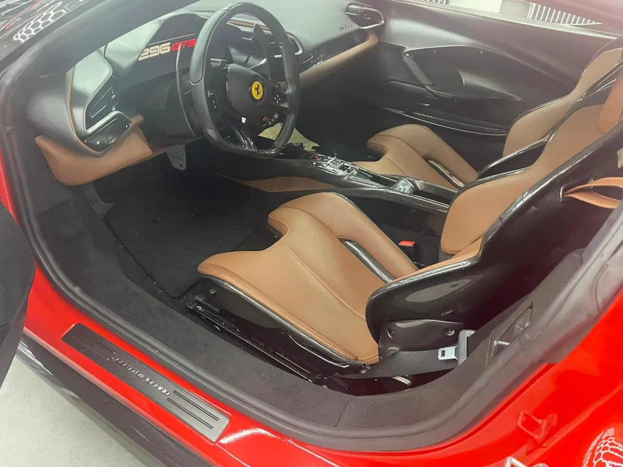 Ferrari 296 GTB 2023, cruscotto — Rome Luxury Car Rental, Roma. La Ferrari 296 GTB del 2023 è una due posti pensata per chi cerca la guida sportiva nella…