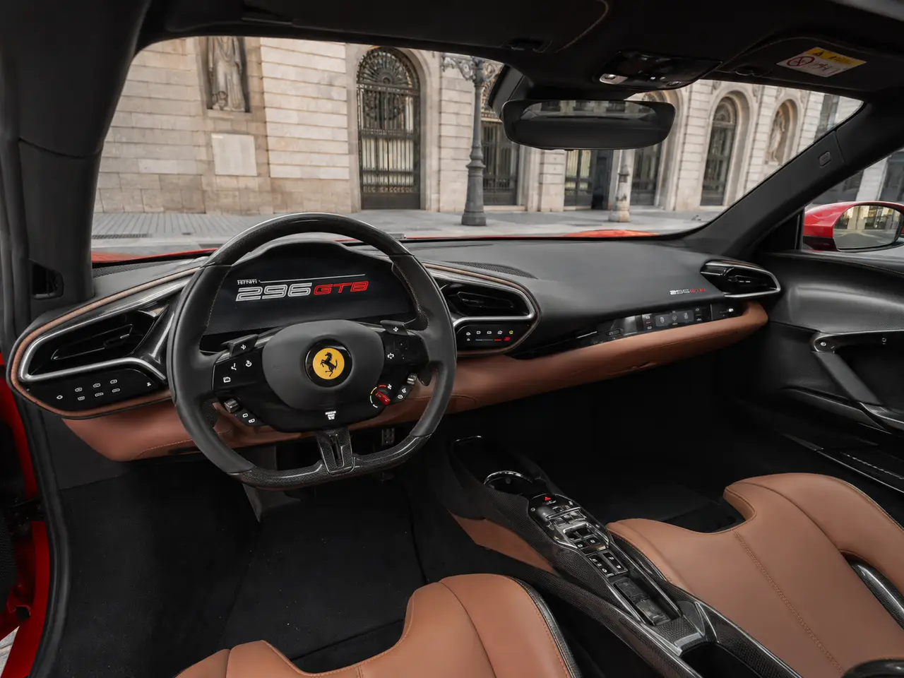 Ferrari 296 GTB 2023, салон — Rome Luxury Car Rental, Рим. Ferrari 296 GTB — двухместный спорткар с гибридной силовой установкой, отдающей 830…