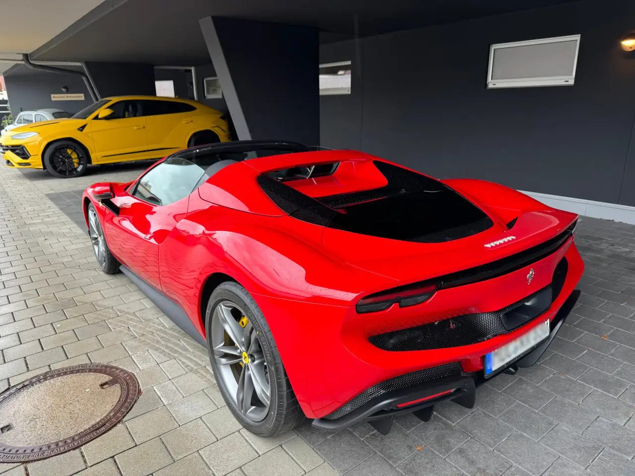 Ferrari 296 GTS Spider 2024, vista frontal — Rome Luxury Car Rental, Roma. El Ferrari 296 GTS Spider reúne 819 CV en una carrocería descapotable de dos plazas, un…