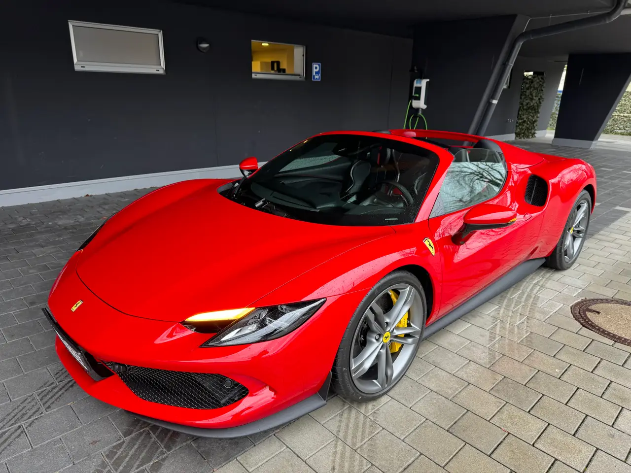 Ferrari 296 GTS Spider 2024, interior — Rome Luxury Car Rental, Roma. El Ferrari 296 GTS Spider reúne 819 CV en una carrocería descapotable de dos plazas, un…