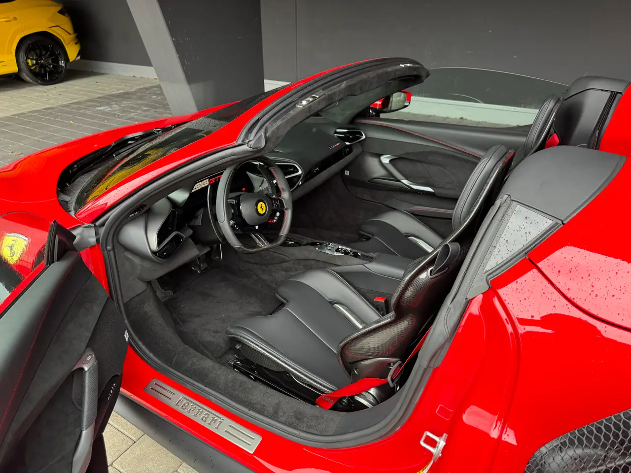 Ferrari 296 GTS Spider 2024, salpicadero — Rome Luxury Car Rental, Roma. El Ferrari 296 GTS Spider reúne 819 CV en una carrocería descapotable de dos plazas, un…