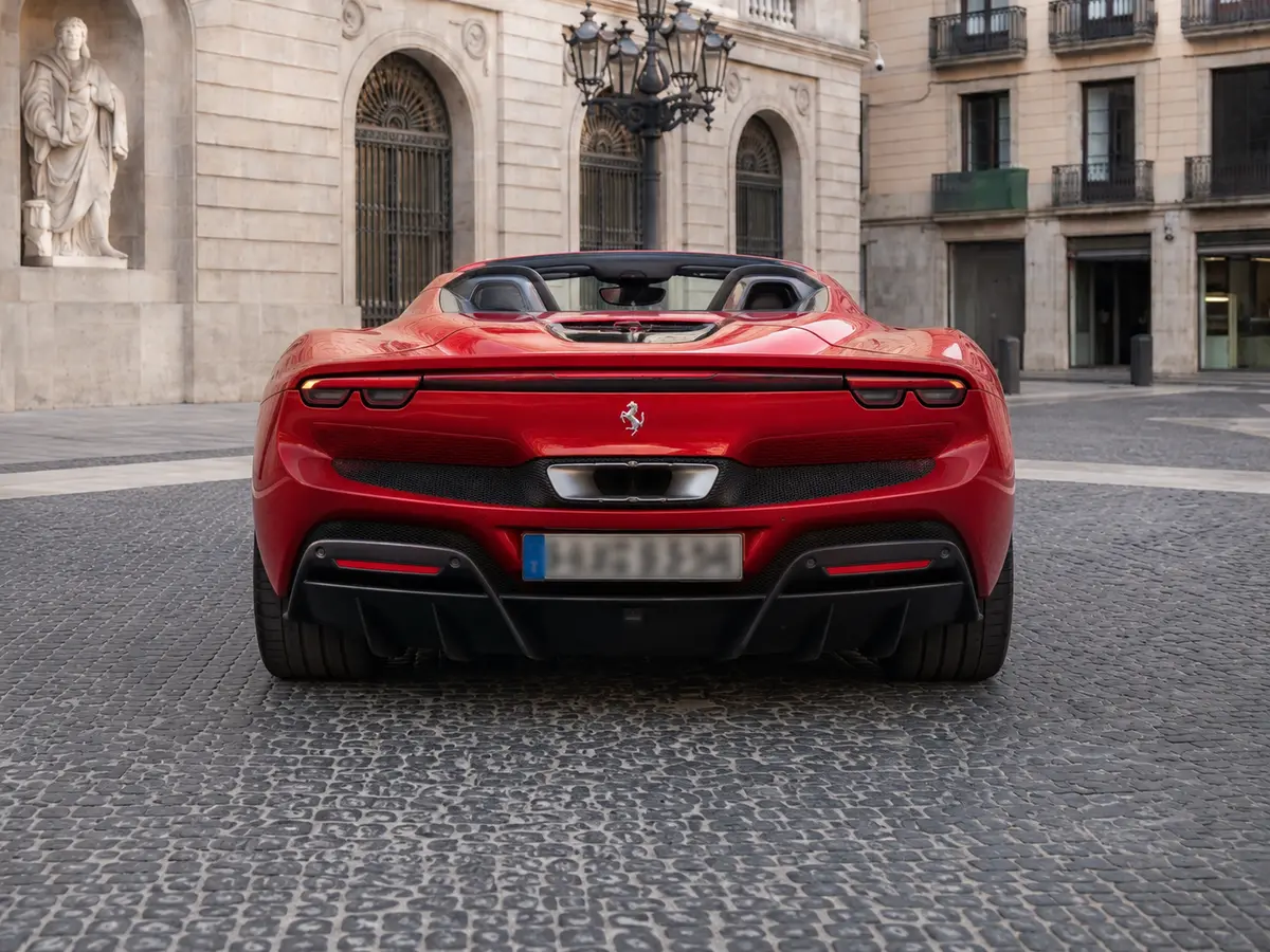 Ferrari 296 GTS Spider 2024, vista frontale — Rome Luxury Car Rental, Roma. La Ferrari 296 GTS Spider porta in strada 819 CV in un layout a due posti pensato per chi…