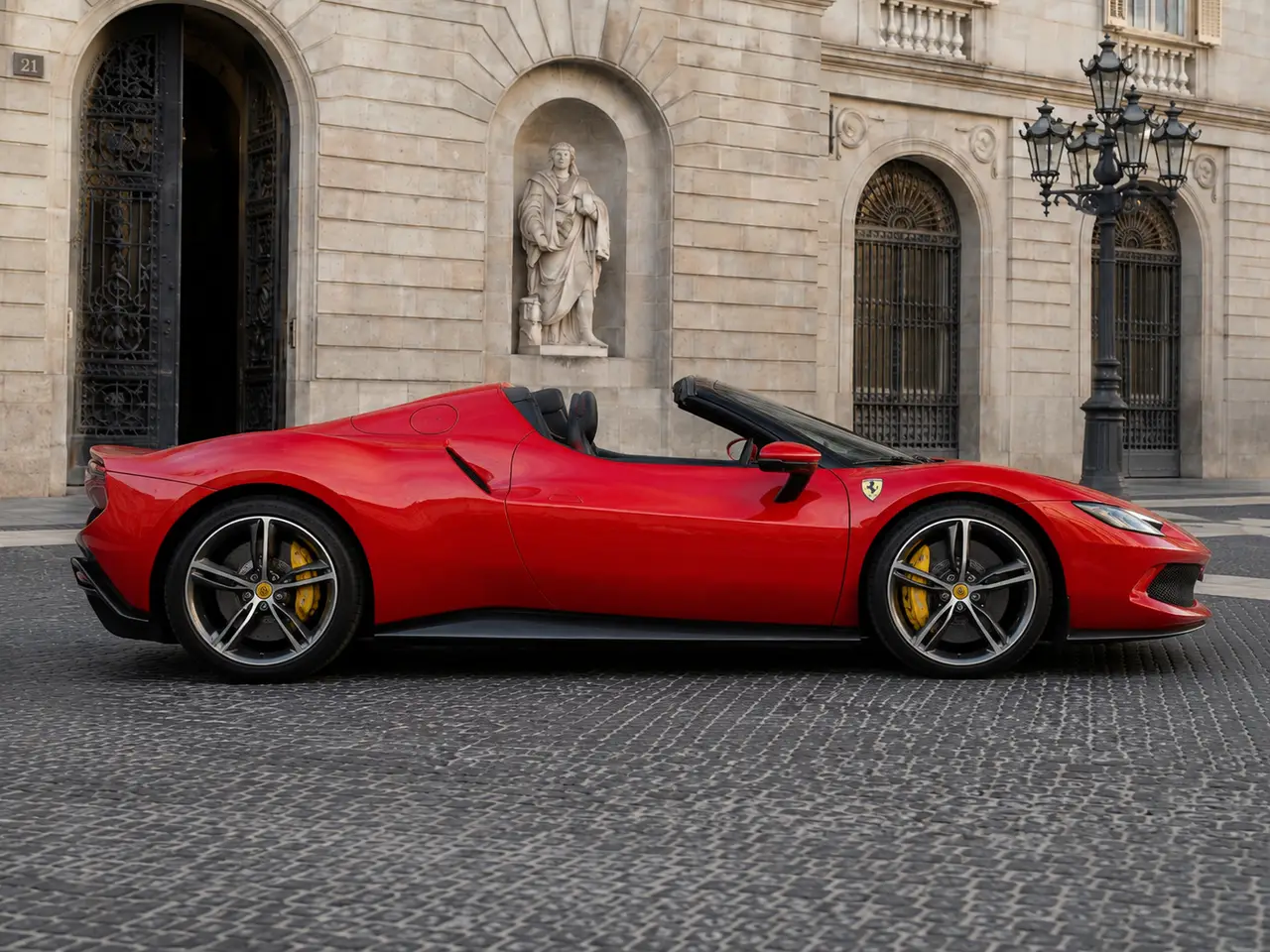 Ferrari 296 GTS Spider 2024, vista posteriore — Rome Luxury Car Rental, Roma. La Ferrari 296 GTS Spider porta in strada 819 CV in un layout a due posti pensato per chi…