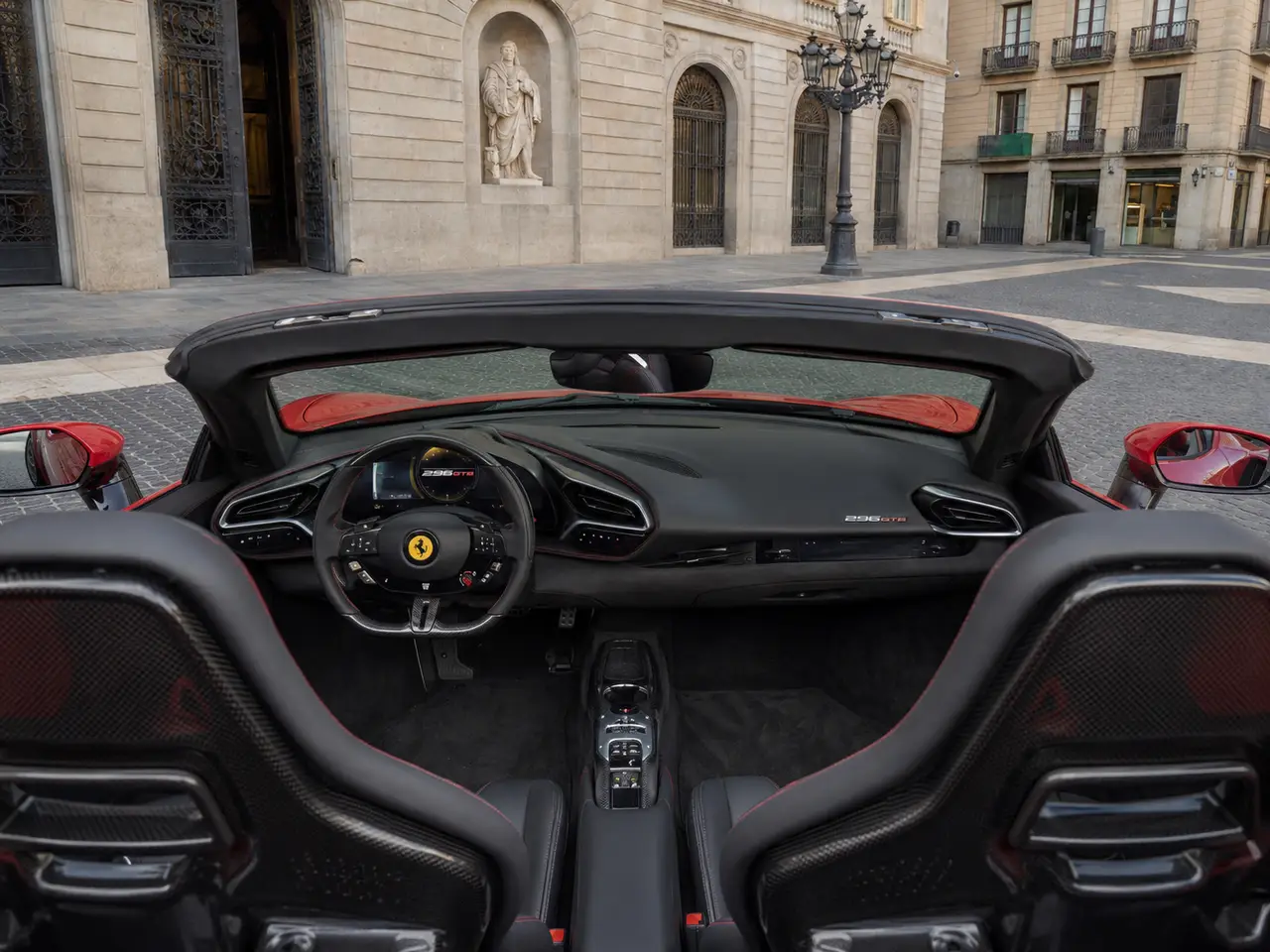 Ferrari 296 GTS Spider 2024, interni — Rome Luxury Car Rental, Roma. La Ferrari 296 GTS Spider porta in strada 819 CV in un layout a due posti pensato per chi…