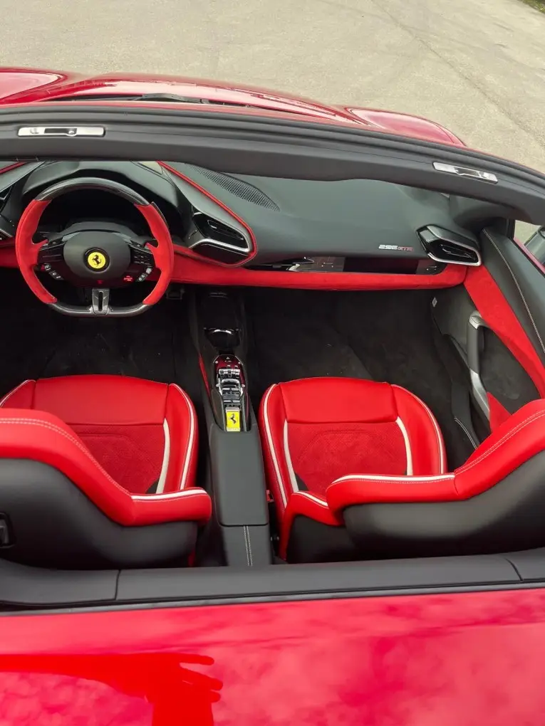 Ferrari 296 GTS Spider 2025, esterno — Rome Luxury Car Rental, Roma. La Ferrari 296 GTS Spider abbina un propulsore V6 ibrido da 819 cavalli a una carrozzeria…