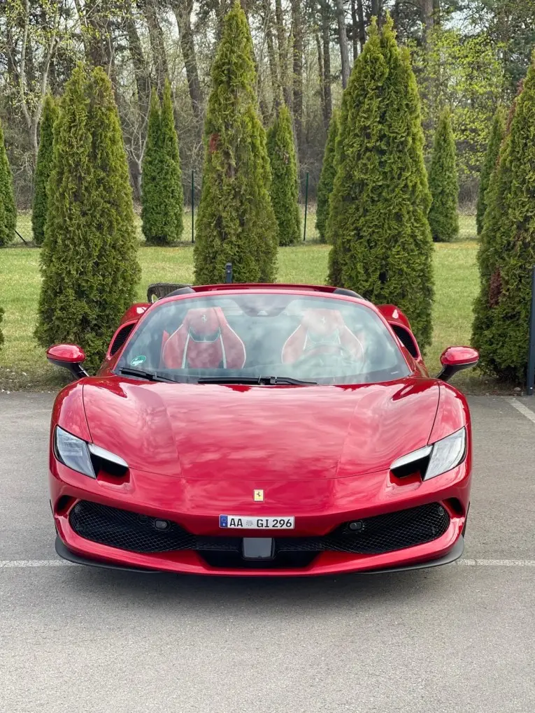 Ferrari 296 GTS Spider 2025, vista frontale — Rome Luxury Car Rental, Roma. La Ferrari 296 GTS Spider abbina un propulsore V6 ibrido da 819 cavalli a una carrozzeria…