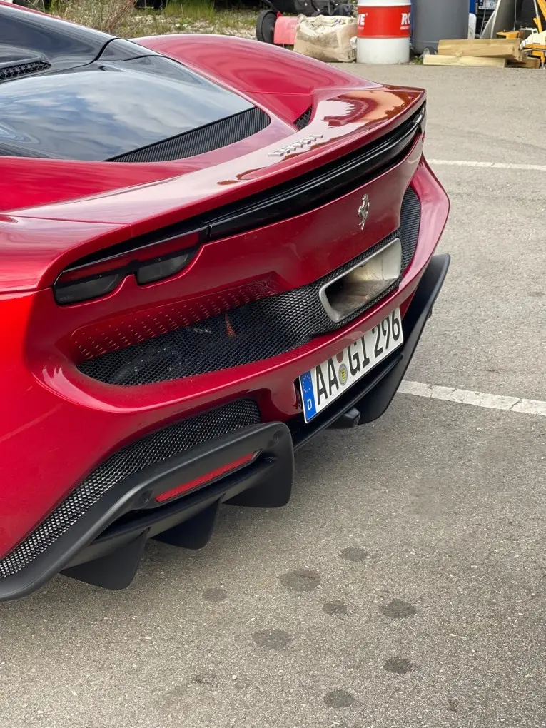 Ferrari 296 GTS Spider 2025, vista posteriore — Rome Luxury Car Rental, Roma. La Ferrari 296 GTS Spider abbina un propulsore V6 ibrido da 819 cavalli a una carrozzeria…