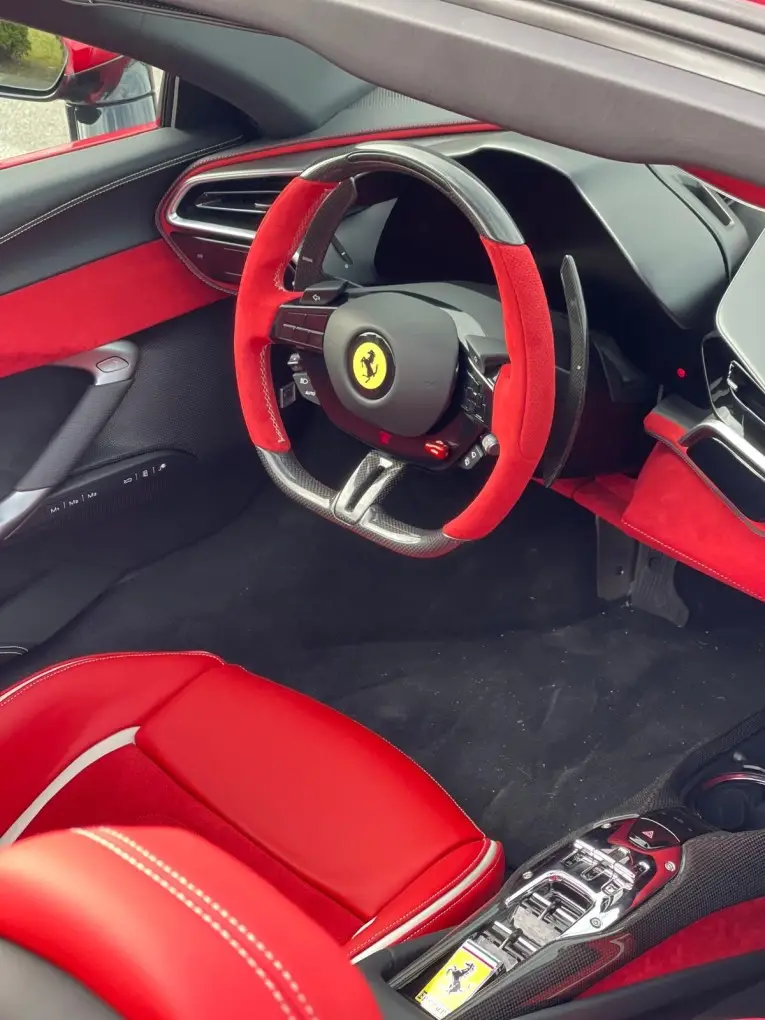 Ferrari 296 GTS Spider 2025, interni — Rome Luxury Car Rental, Roma. La Ferrari 296 GTS Spider abbina un propulsore V6 ibrido da 819 cavalli a una carrozzeria…