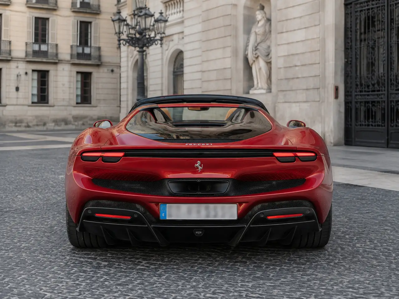 Ferrari 296 GTS Spider 2025, vista posteriore — Rome Luxury Car Rental, Roma. La Ferrari 296 GTS Spider abbina un propulsore V6 ibrido da 819 cavalli a una carrozzeria…