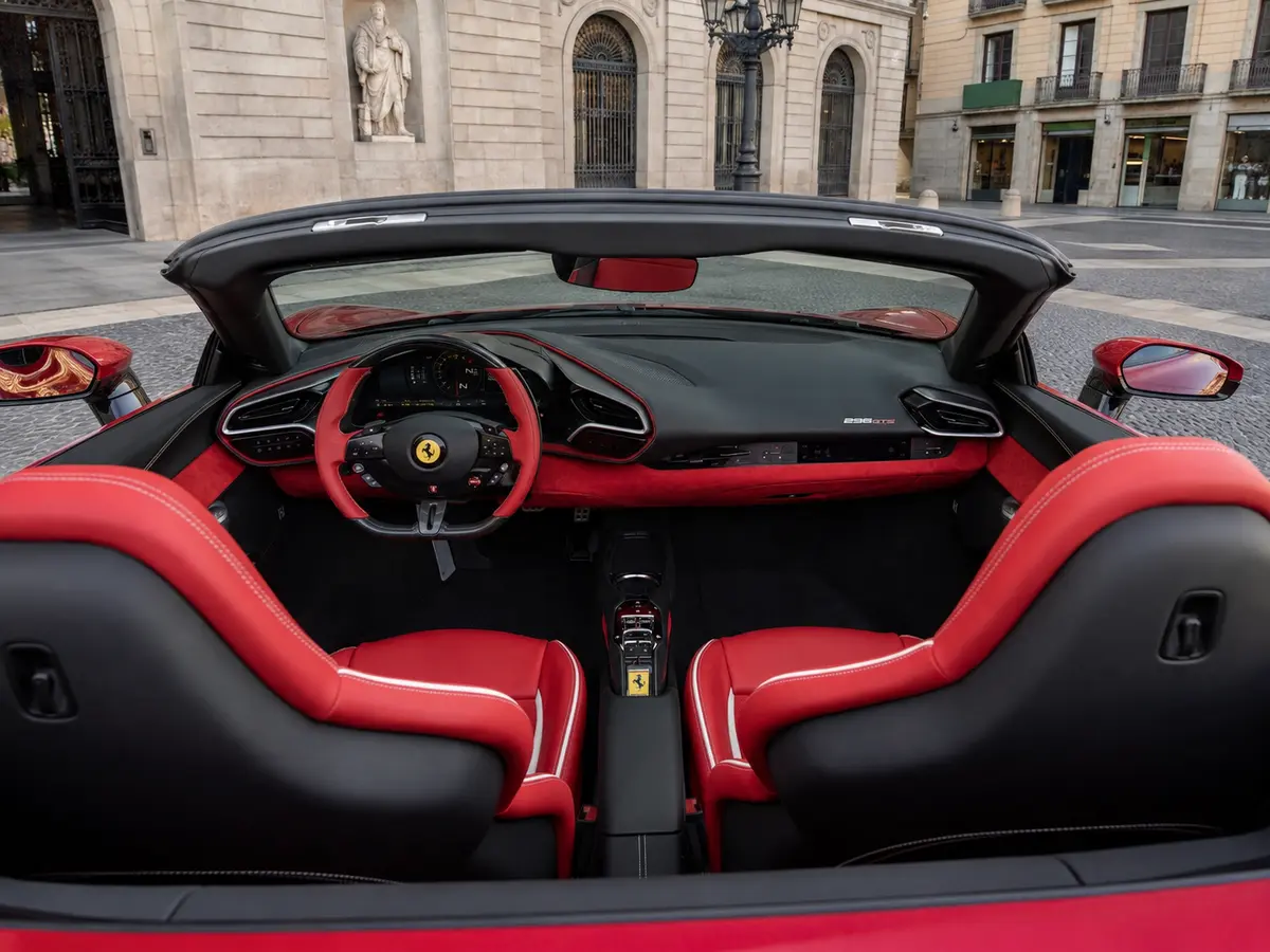 Ferrari 296 GTS Spider 2025, interni — Rome Luxury Car Rental, Roma. La Ferrari 296 GTS Spider abbina un propulsore V6 ibrido da 819 cavalli a una carrozzeria…