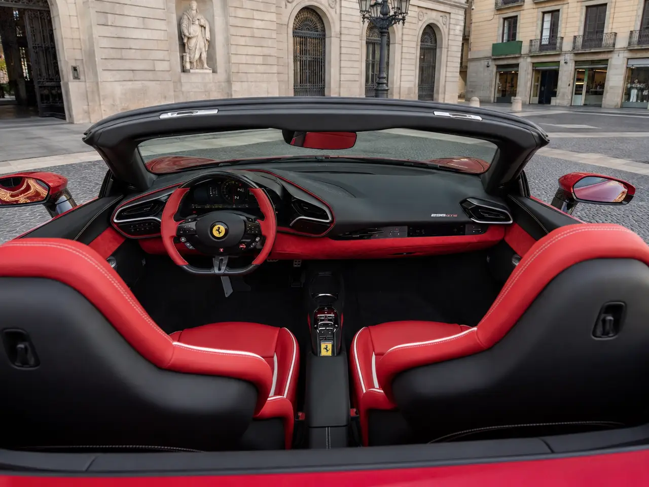 Ferrari 296 GTS Spider 2025, interni — Rome Luxury Car Rental, Roma. La Ferrari 296 GTS Spider abbina un propulsore V6 ibrido da 819 cavalli a una carrozzeria…