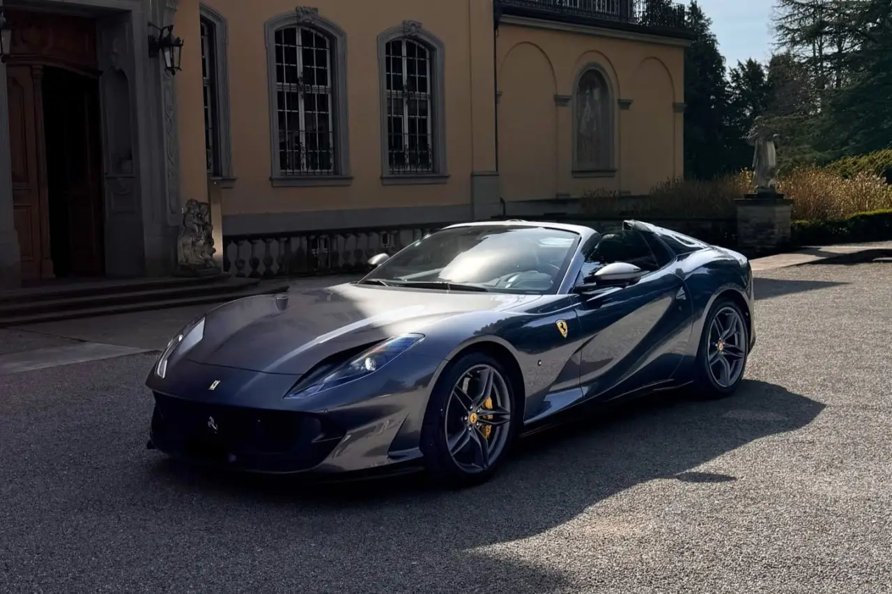 Ferrari 812 GTS 2024, esterno — Rome Luxury Car Rental, Roma. La Ferrari 812 GTS 2024 è la berlinetta a due posti che occupa il vertice della gamma…