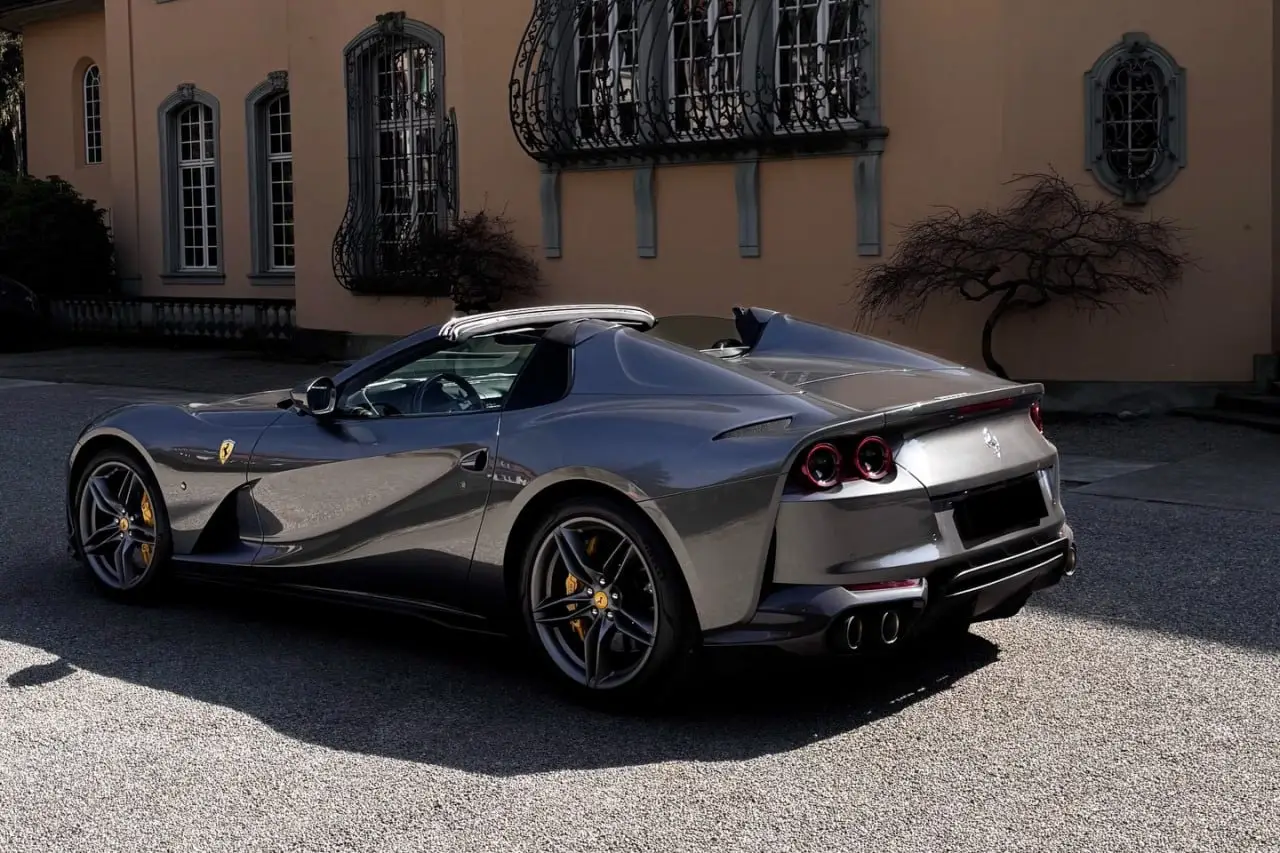 Ferrari 812 GTS 2024, vista frontale — Rome Luxury Car Rental, Roma. La Ferrari 812 GTS 2024 è la berlinetta a due posti che occupa il vertice della gamma…