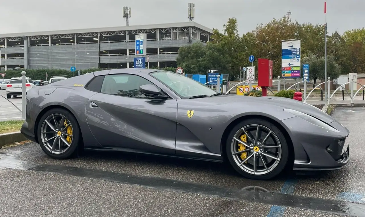 Ferrari 812 GTS 2024, vista posteriore — Rome Luxury Car Rental, Roma. La Ferrari 812 GTS 2024 è la berlinetta a due posti che occupa il vertice della gamma…