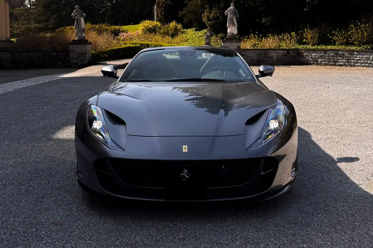 Ferrari 812 GTS 2024, interni — Rome Luxury Car Rental, Roma. La Ferrari 812 GTS 2024 è la berlinetta a due posti che occupa il vertice della gamma…