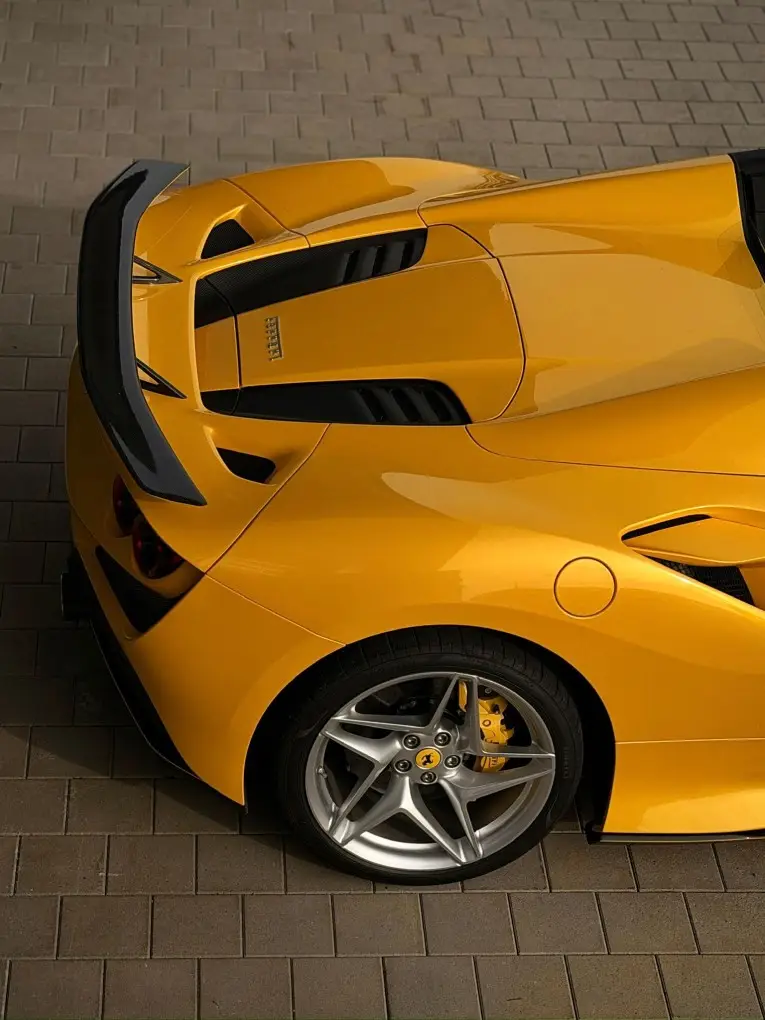 Ferrari F8 SPIDER 2023, exterior — Rome Luxury Car Rental, Roma. El Ferrari F8 Spider de 2023 es un descapotable de dos plazas construido alrededor de un…