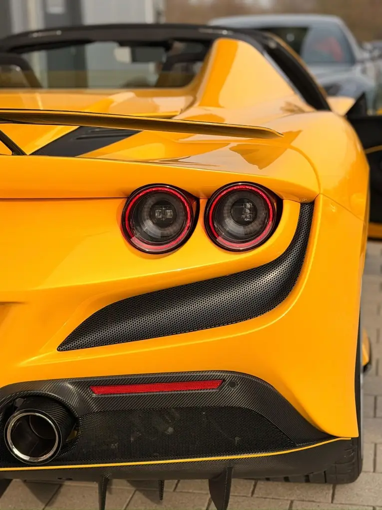Ferrari F8 SPIDER 2023, vista frontal — Rome Luxury Car Rental, Roma. El Ferrari F8 Spider de 2023 es un descapotable de dos plazas construido alrededor de un…