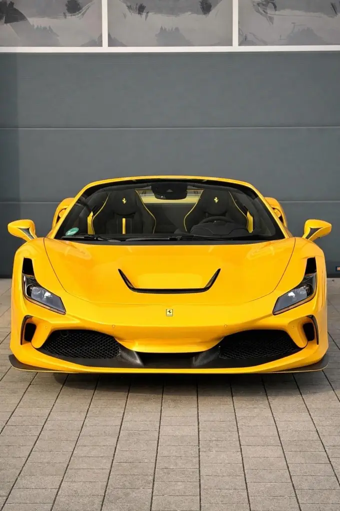 Ferrari F8 SPIDER 2023, vista trasera — Rome Luxury Car Rental, Roma. El Ferrari F8 Spider de 2023 es un descapotable de dos plazas construido alrededor de un…