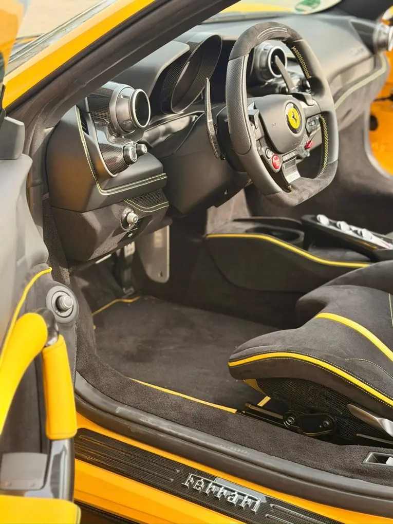 Ferrari F8 SPIDER 2023, interior — Rome Luxury Car Rental, Roma. El Ferrari F8 Spider de 2023 es un descapotable de dos plazas construido alrededor de un…