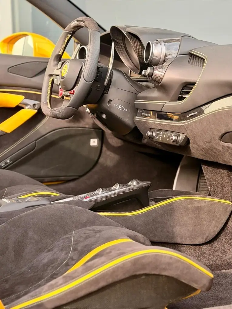 Ferrari F8 SPIDER 2023, salpicadero — Rome Luxury Car Rental, Roma. El Ferrari F8 Spider de 2023 es un descapotable de dos plazas construido alrededor de un…