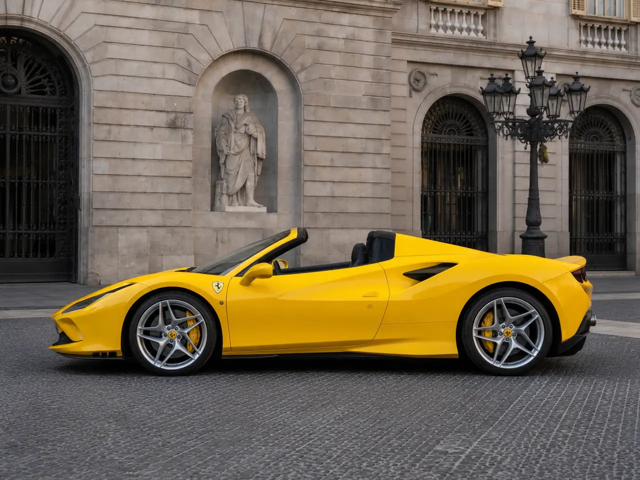 Ferrari F8 SPIDER 2023, exterior — Rome Luxury Car Rental, Roma. El Ferrari F8 Spider de 2023 es un descapotable de dos plazas construido alrededor de un…